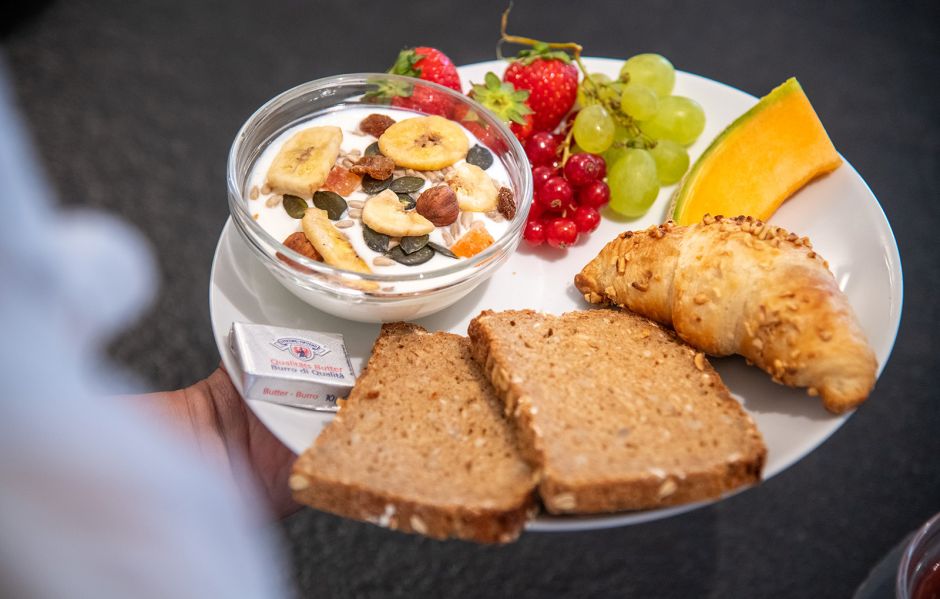 Reichhaltiges Frühstück  mit frischen Brötchen, Aufschnitt, Müsli, Obst und Kaffee