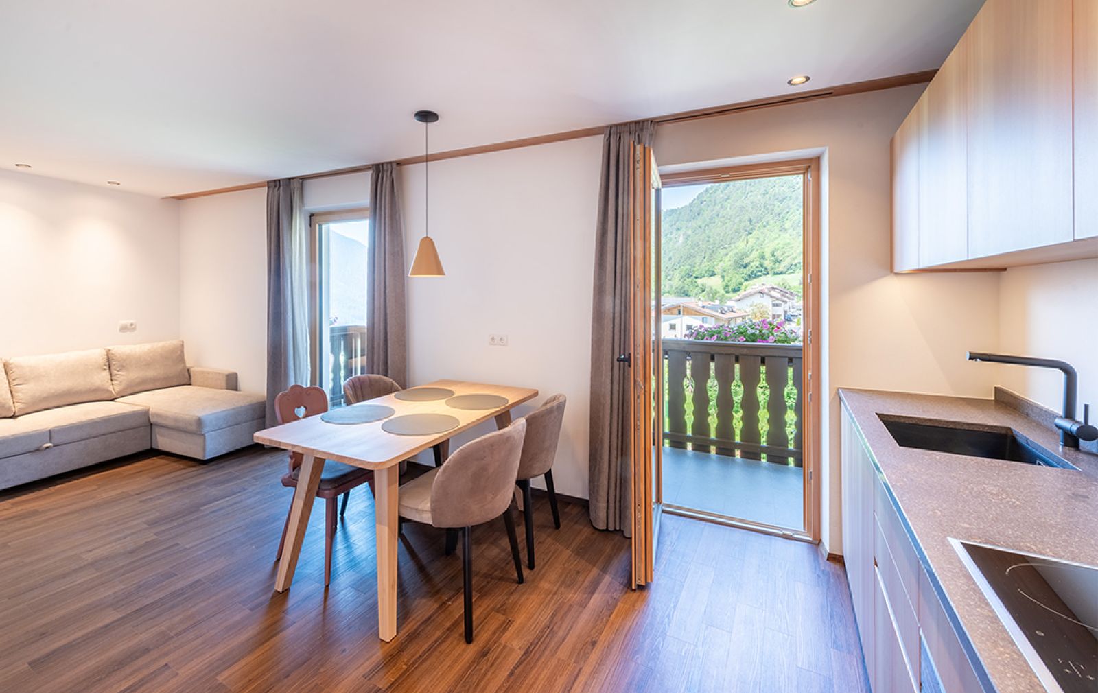 Helles Appartement  mit gemütlichem Wohnbereich, Esstisch und Zugang zum Balkon