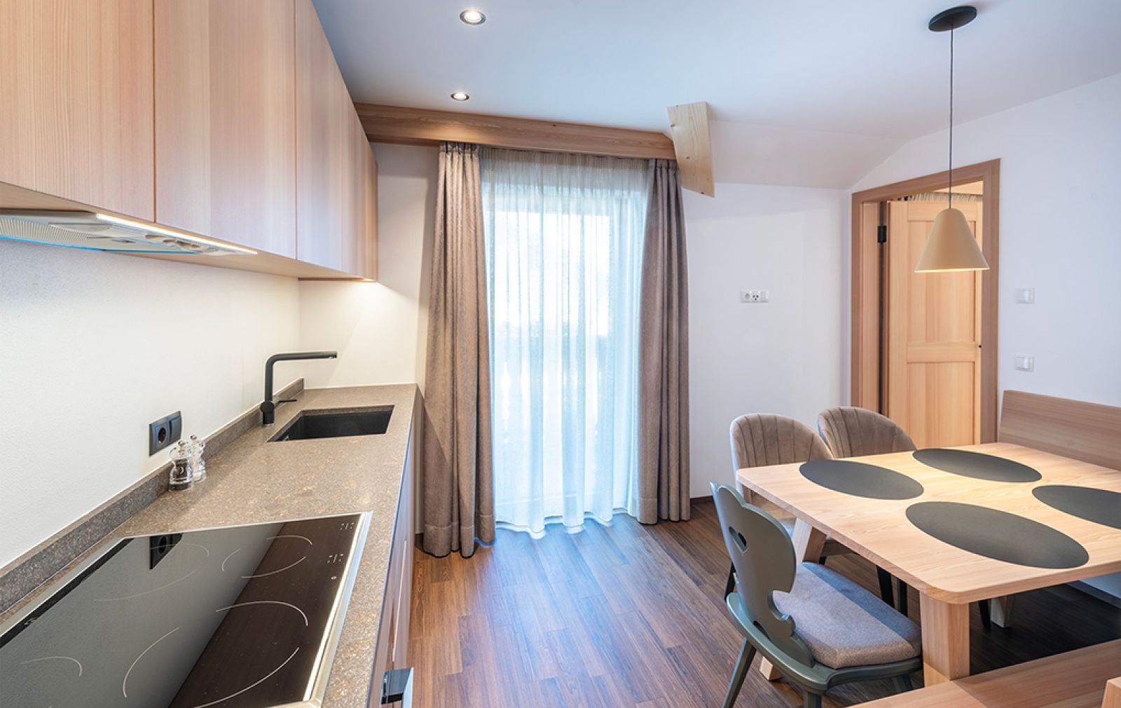 Modernes Appartement mit Doppelbett, Holzboden, Schrank und offener Dusche